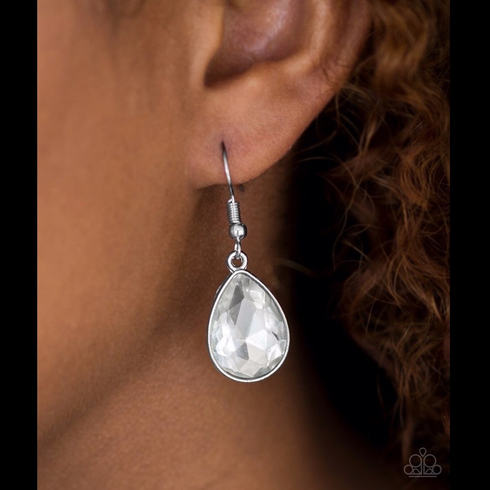 🎀5/$20 Paparazzi Play the FAME White Earrings P10
